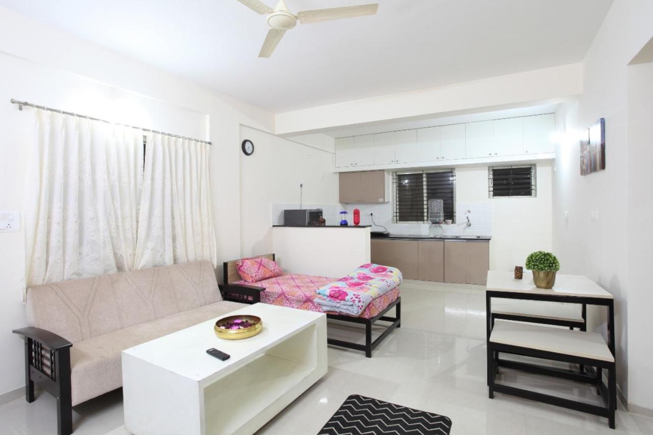 Qualtems Guest House-With Ac Options บังกาลอร์ ภายนอก รูปภาพ